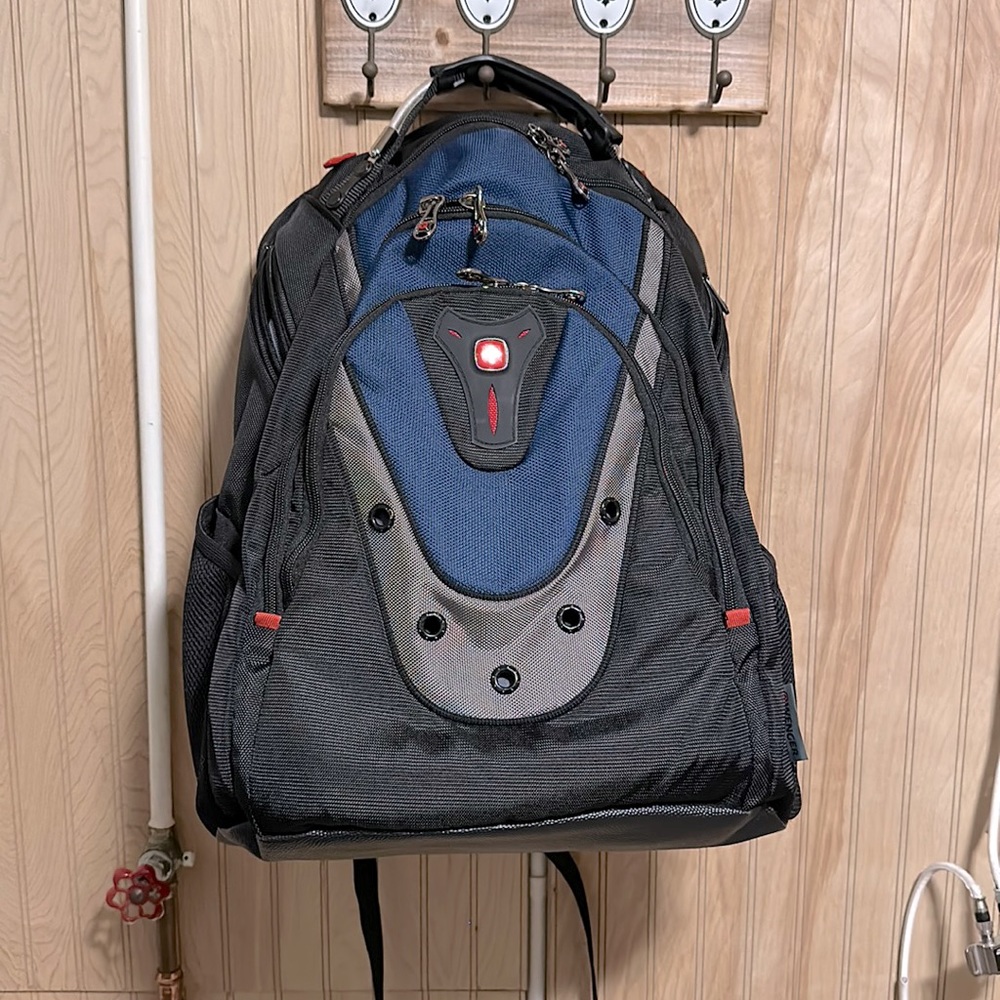 Wenger Backpack. 🖤